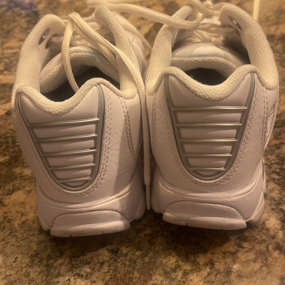 K Swiss shoes white size 8 very gently worn. - Picture 5 of 8